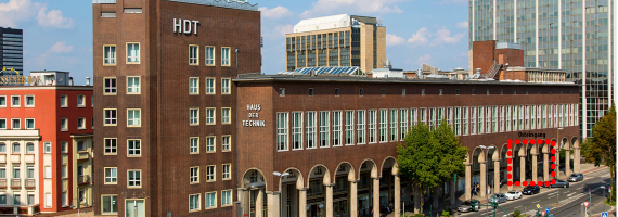 Haus der Technik mit markiertem Osteingang